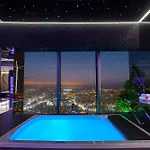 Sky Tower Z Jakuzzi Przy Oknie By Bqqk