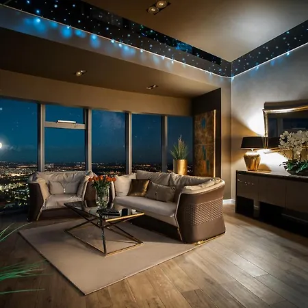Sky Tower Z Jakuzzi Przy Oknie Apartmán Vratislav