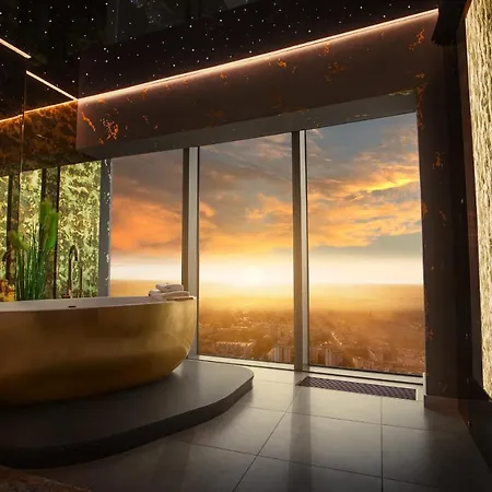 Sky Tower Z Jakuzzi Przy Oknie