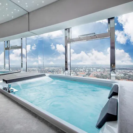 Sky Tower Z Jakuzzi Przy Oknie Apartmán Vratislav