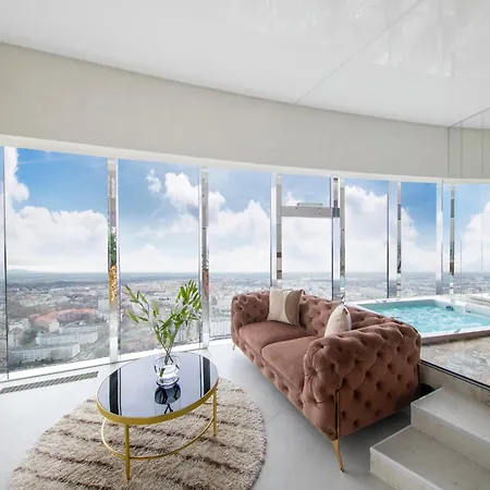 Sky Tower Z Jakuzzi Przy Oknie By Bqqk