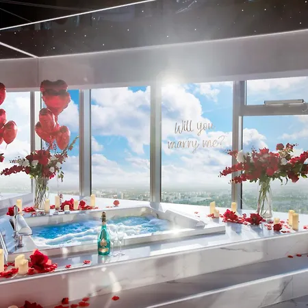 Sky Tower Z Jakuzzi Przy Oknie