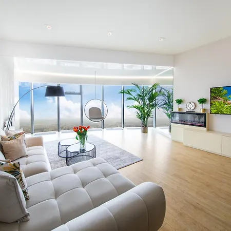 Sky Tower Z Jakuzzi Przy Oknie Apartmán *