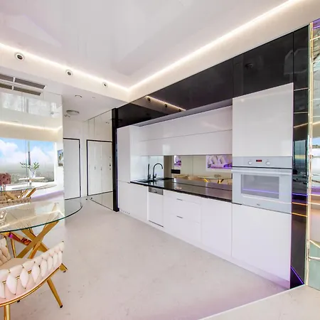 Sky Tower Z Jakuzzi Przy Oknie Apartmán Vratislav