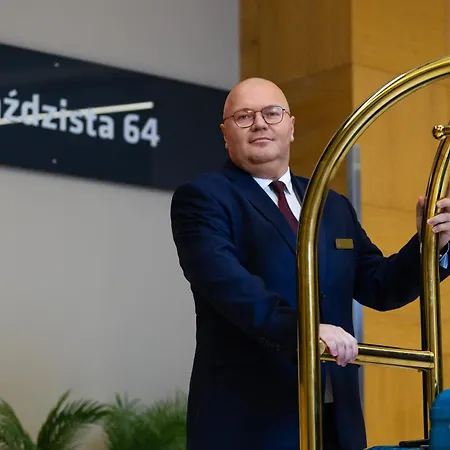 Sky Tower Z Jakuzzi Przy Oknie Vratislav