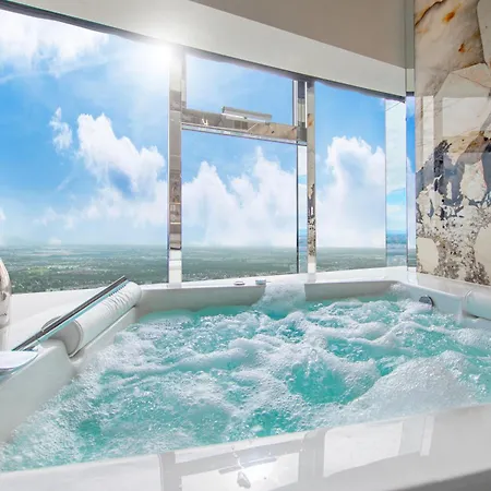 Sky Tower Z Jakuzzi Przy Oknie By Bqqk