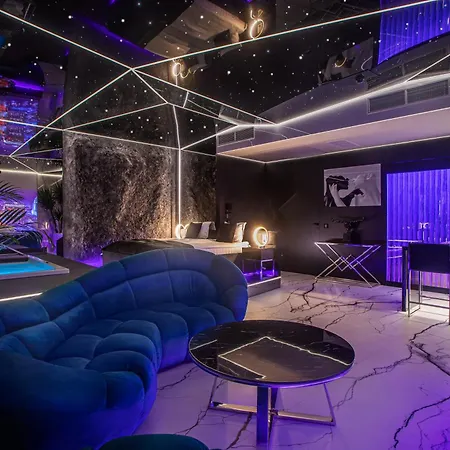 Sky Tower Z Jakuzzi Przy Oknie Lägenhet *