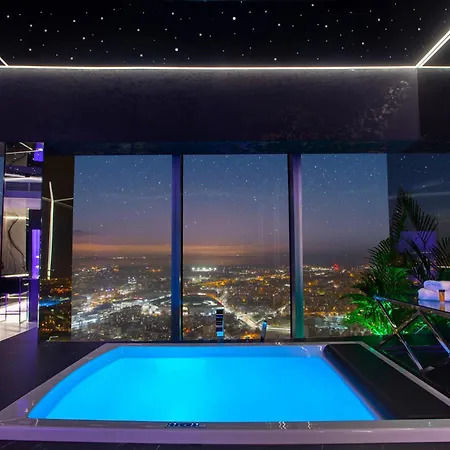 Sky Tower Z Jakuzzi Przy Oknie
