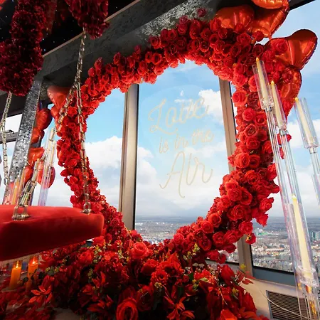 Sky Tower Z Jakuzzi Przy Oknie Vratislav