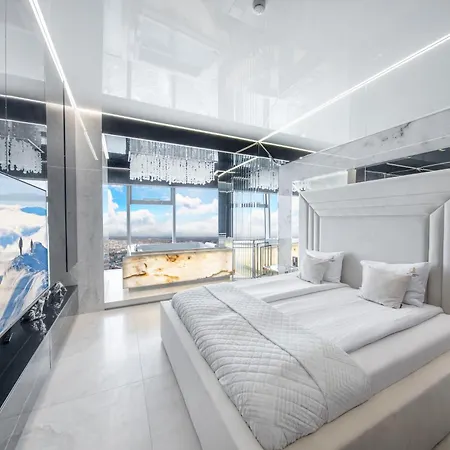 Sky Tower Z Jakuzzi Przy Oknie Apartmán