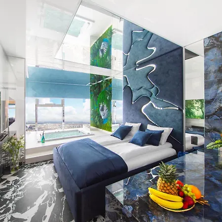Sky Tower Z Jakuzzi Przy Oknie Vratislav