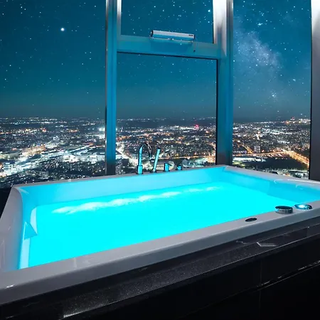 Sky Tower Z Jakuzzi Przy Oknie Βρότσλαβ
