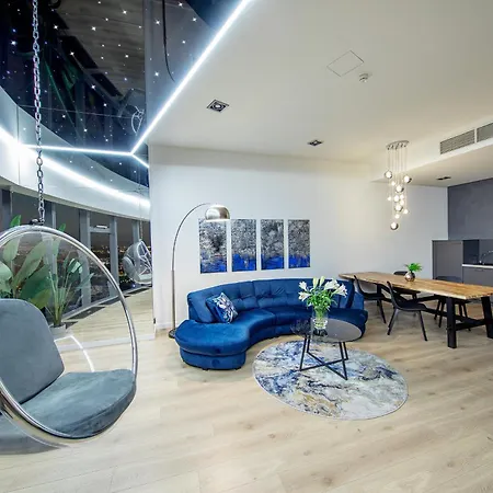 Sky Tower Z Jakuzzi Przy Oknie By Bqqk