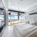 Sky Tower Z Jakuzzi Przy Oknie By Bqqk Апартаменты