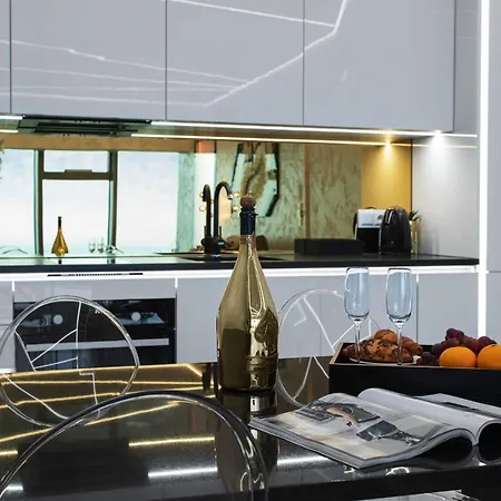 Sky Tower Z Wanna Przy Oknie Apartament