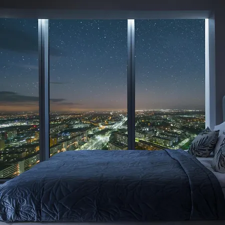 Sky Tower Z Wanna Przy Oknie Wrocław