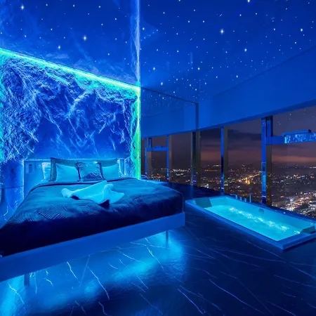 Sky Tower Z Jakuzzi Przy Oknie By Bqqk Vratislav