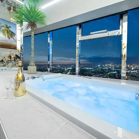 Sky Tower Z Jakuzzi Przy Oknie By Bqqk 아파트 브로츠와프