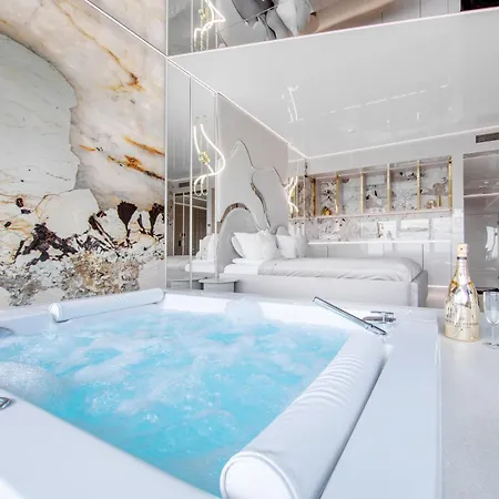 Sky Tower Z Jakuzzi Przy Oknie By Bqqk *