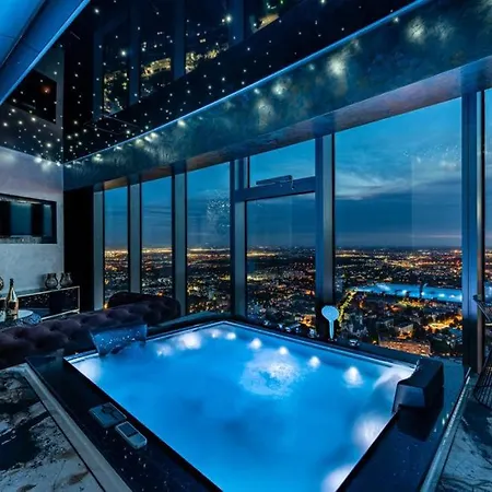 Sky Tower Z Jakuzzi Przy Oknie By Bqqk Διαμέρισμα