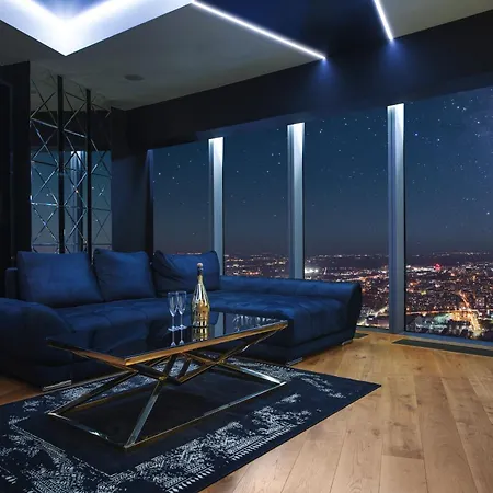 Sky Tower Z Jakuzzi Przy Oknie By Bqqk