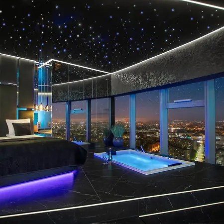 Sky Tower Z Jakuzzi Przy Oknie By Bqqk * Vratislav