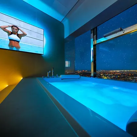 Sky Tower Z Jakuzzi Przy Oknie By Bqqk 아파트 브로츠와프