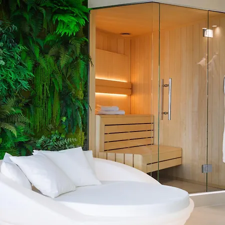 Sky Tower Z Jakuzzi Przy Oknie By Bqqk Vratislav