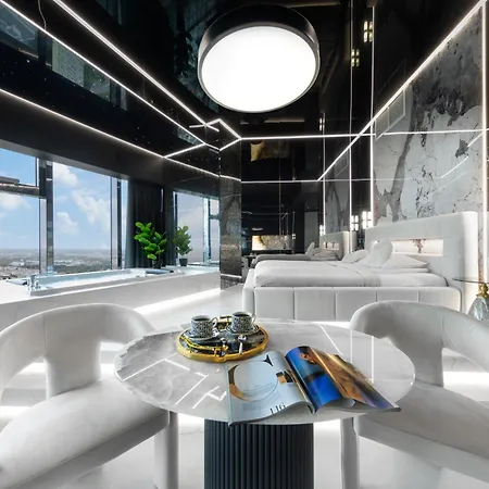 Sky Tower Z Jakuzzi Przy Oknie By Bqqk Vratislav