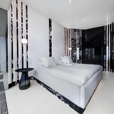 Sky Tower Z Jakuzzi Przy Oknie By Bqqk Вроцлав