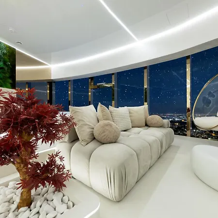 Sky Tower Z Jakuzzi Przy Oknie By Bqqk