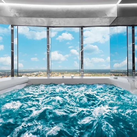 Sky Tower Z Jakuzzi Przy Oknie By Bqqk * Βρότσλαβ