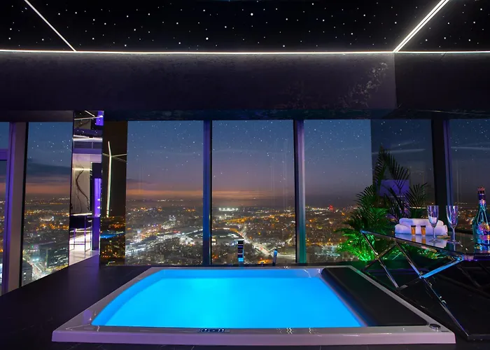 Sky Tower Z Jakuzzi Przy Oknie By Bqqk