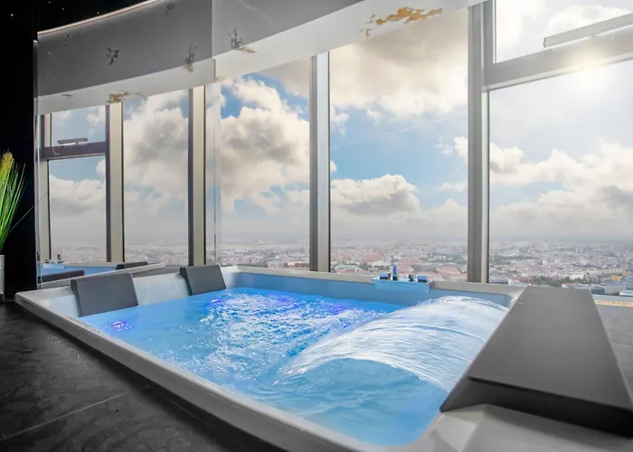 Sky Tower Z Jakuzzi Przy Oknie By Bqqk