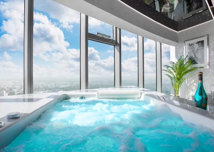 Sky Tower Z Jakuzzi Przy Oknie By Bqqk Апартаменты